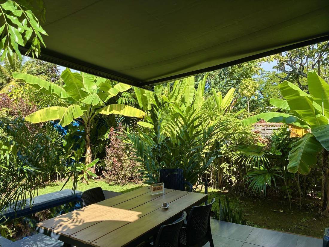 Vue sur le jardin depuis la terrasse couverte