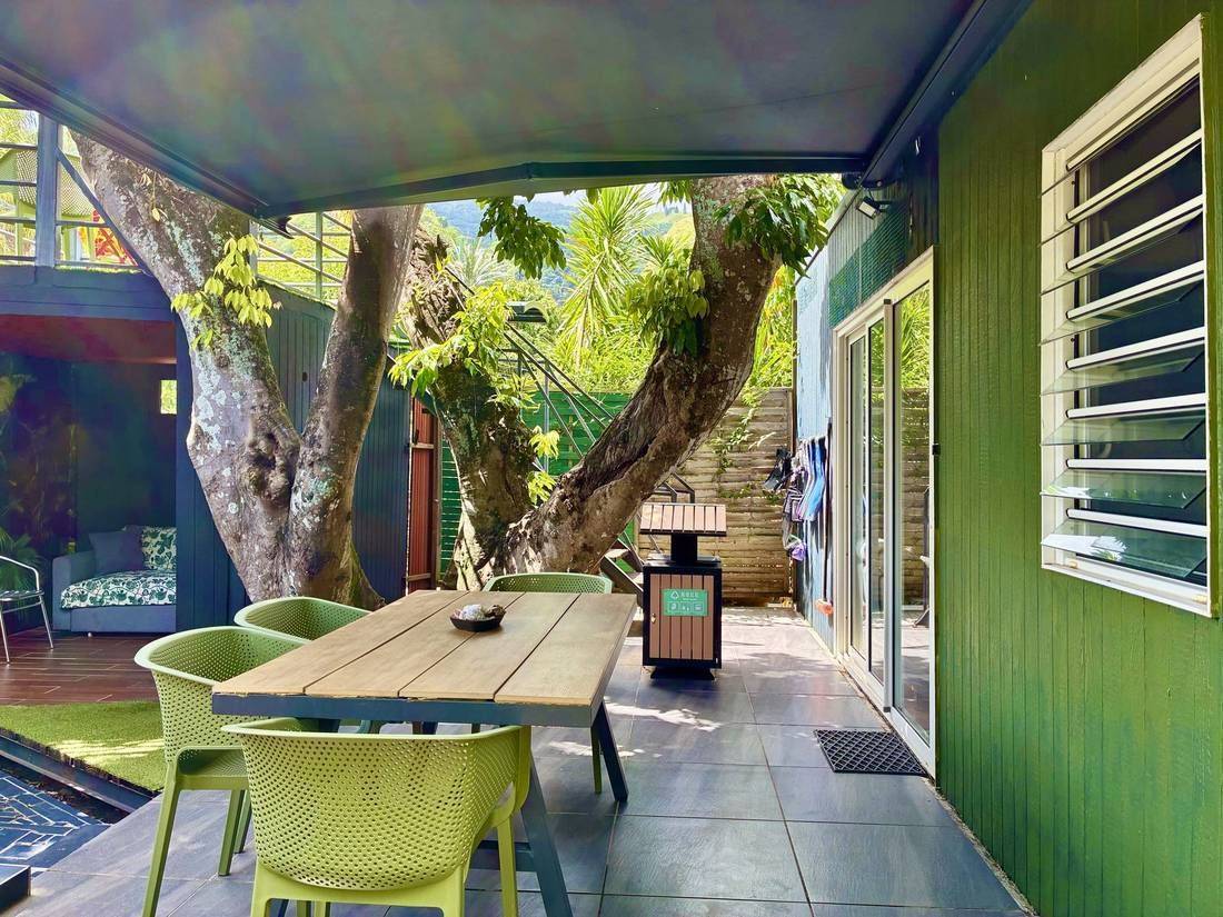 Terrasse couverte autour du grand arbre