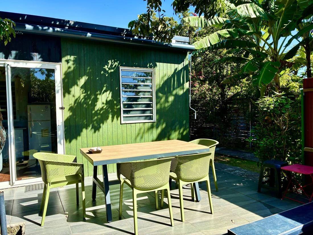 La maison verte et sa table au soleil