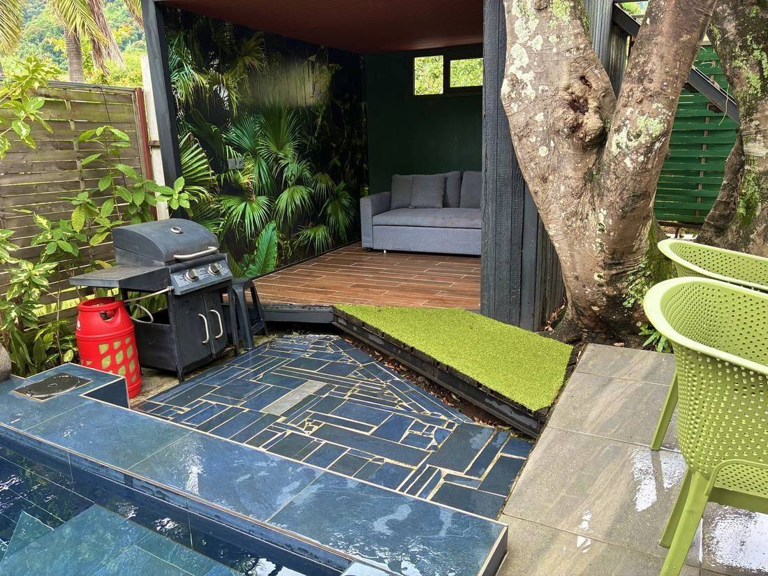 Salon extérieur et barbecue au bord de la piscine