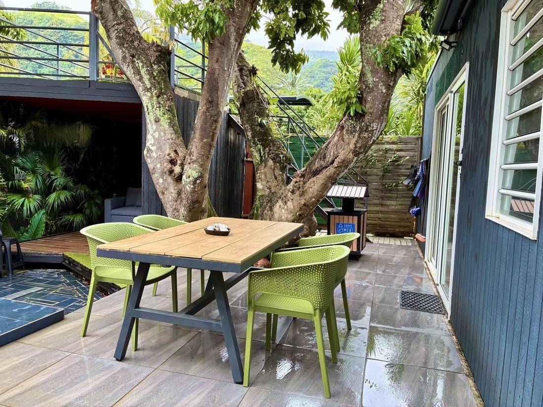 Table sous l'arbre, montagne en fond