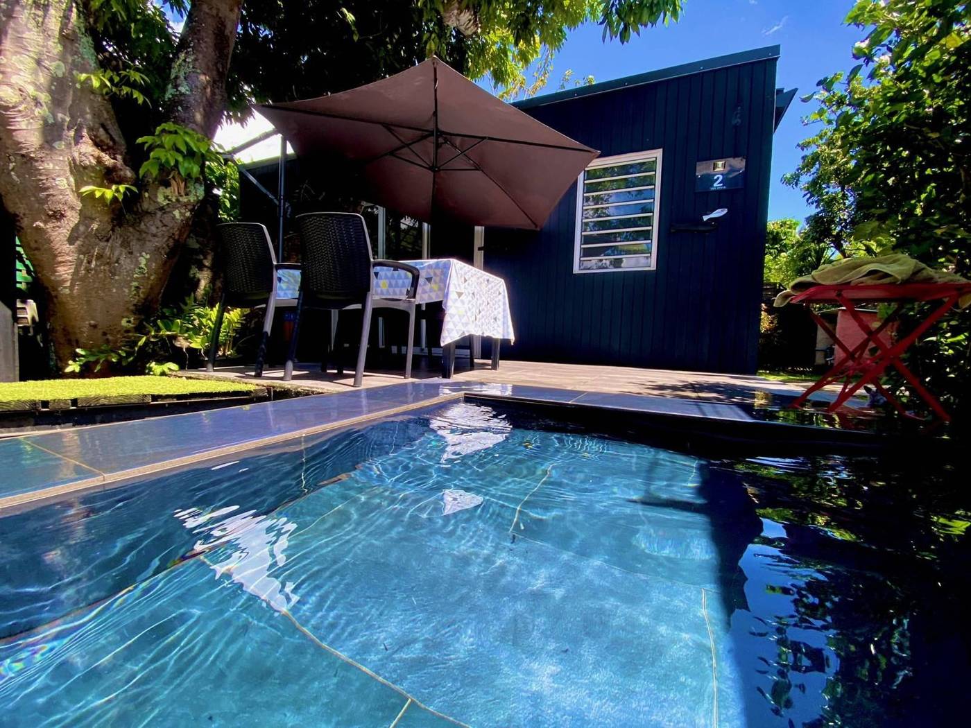 Piscine et parasol