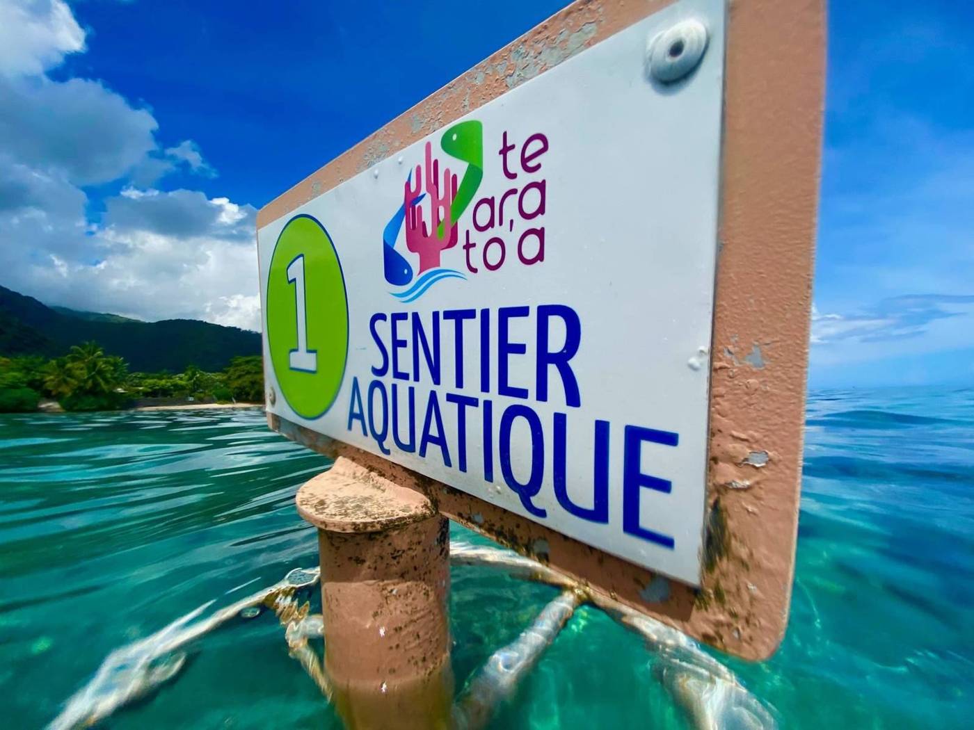 Balise n° 1 du sentier aquatique, devant la plage de Vaiava