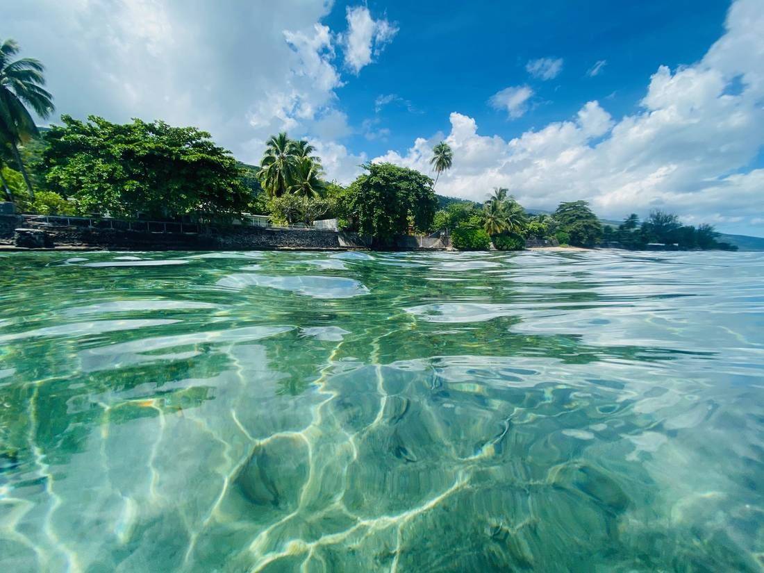 Le lagon turquoise vu depuis l'eau, la côte en arrière-plan