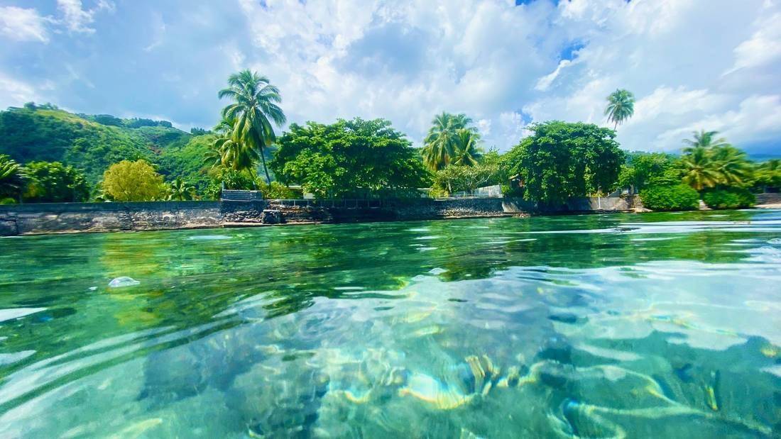 La côte de Punaauia vue depuis le lagon