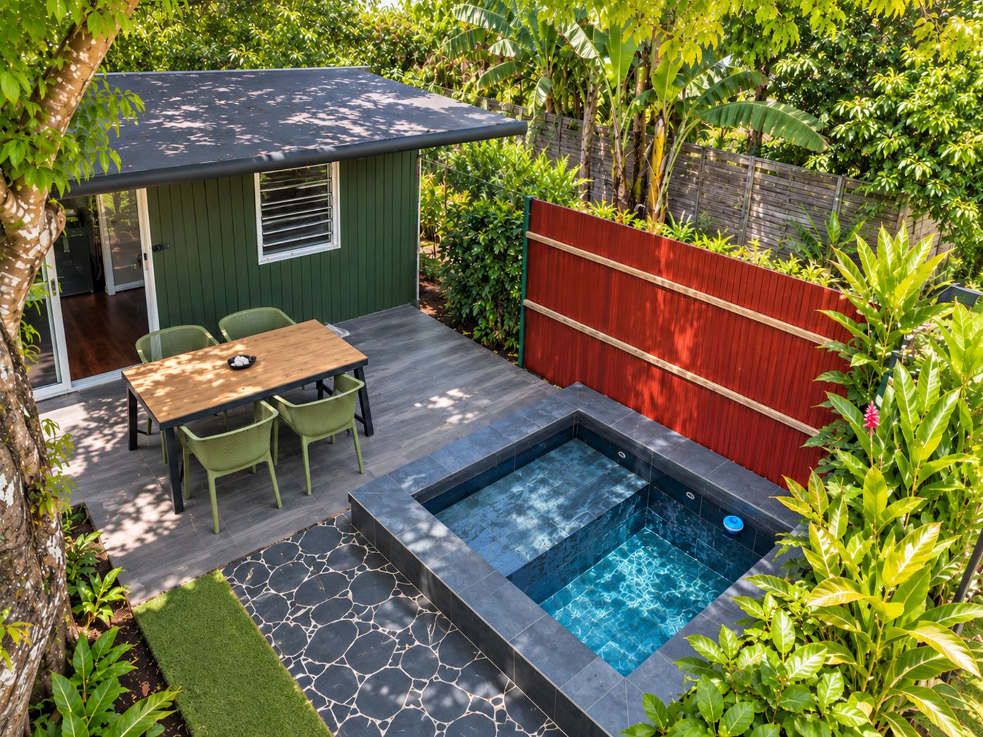 Tiny 2 vue du ciel : piscine, terrasse perchée et salon extérieur